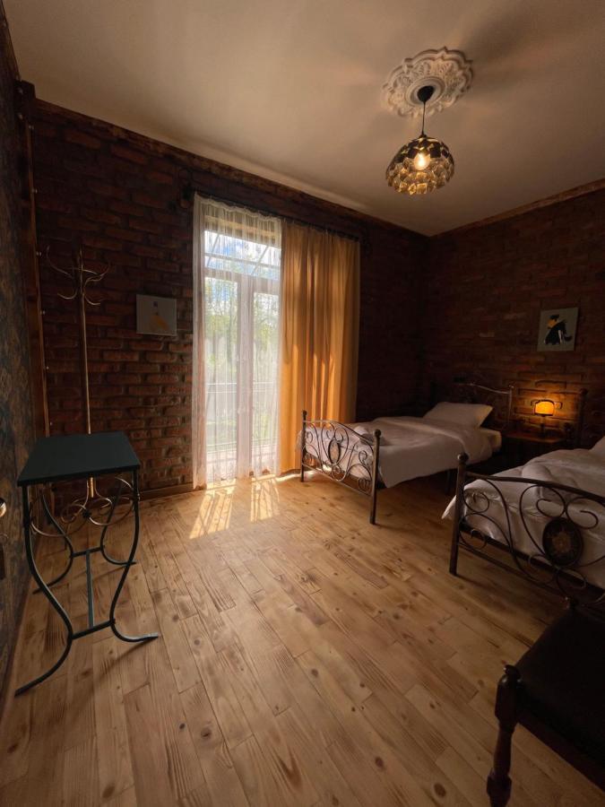 Odo'S Guest House Мартвили Экстерьер фото